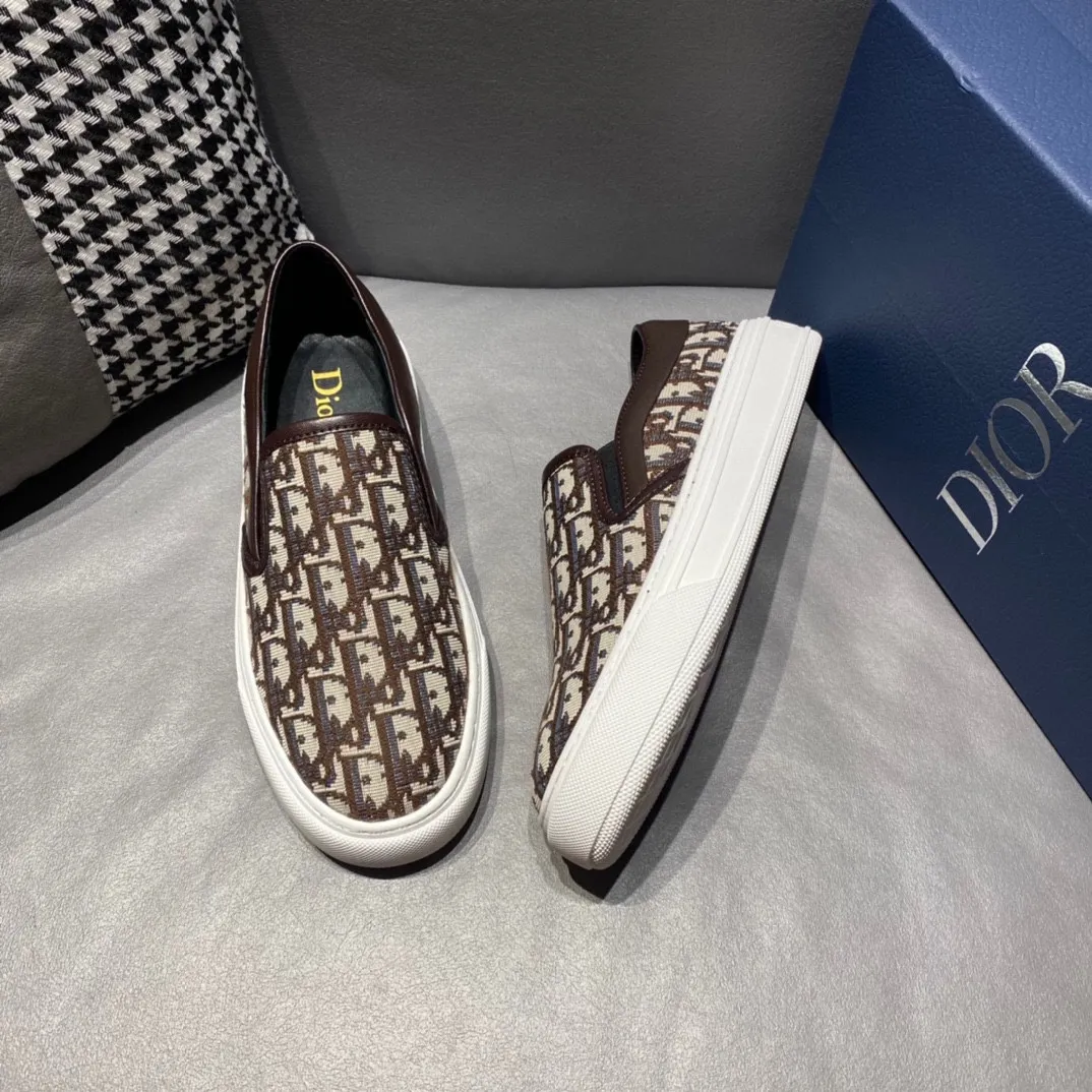 Factory price 340, Dior series casual shoes 👟🔥🕷🕷【Dior】Dior New casual men's shoes are launched in Hong Kong counters. Official website 1:1 production. Original Italian materials. Designed by European and American masters. Perfect shape to create counter quality, solid color rubber wear-resistant outsole and classic dazzling head! Super versatile and very comfortable. High-end without losing taste, fashionable and novel! ! Absolute focus! Code number: 38-45